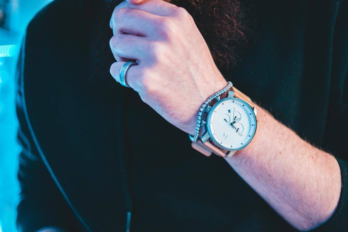 ilustrasi pria dengan jam tangan analog (unsplash.com/Erik Mclean)