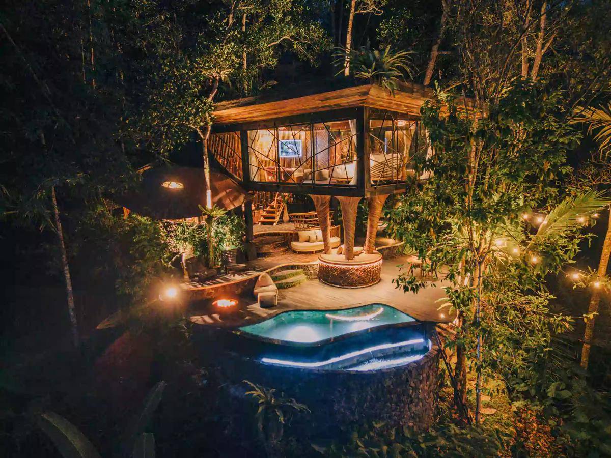 Suasana malam yang romantis dan eksotis di Hideout Bali. (Hideoutbali.com)