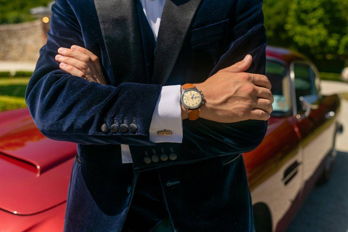 ilustrasi pria dengan jam tangan analog (unsplash.com/Huguenot Horology)