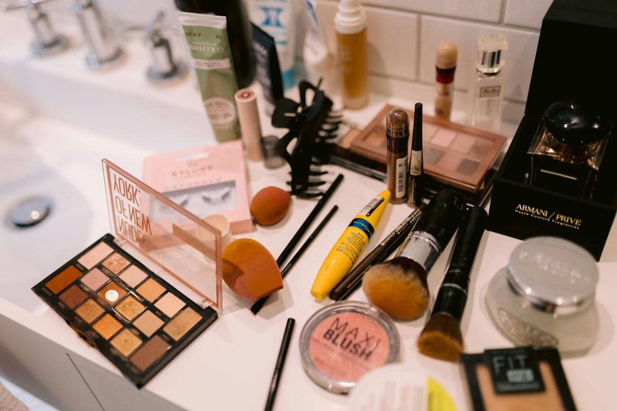 ilustrasi skincare dan makeup (unsplash.com/Leva Vi)