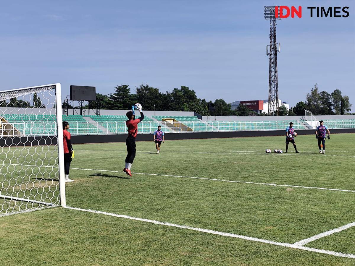 Latihan kiper Bhayangkara Presisi Lampung FC. (IDN Times/Muhaimin)