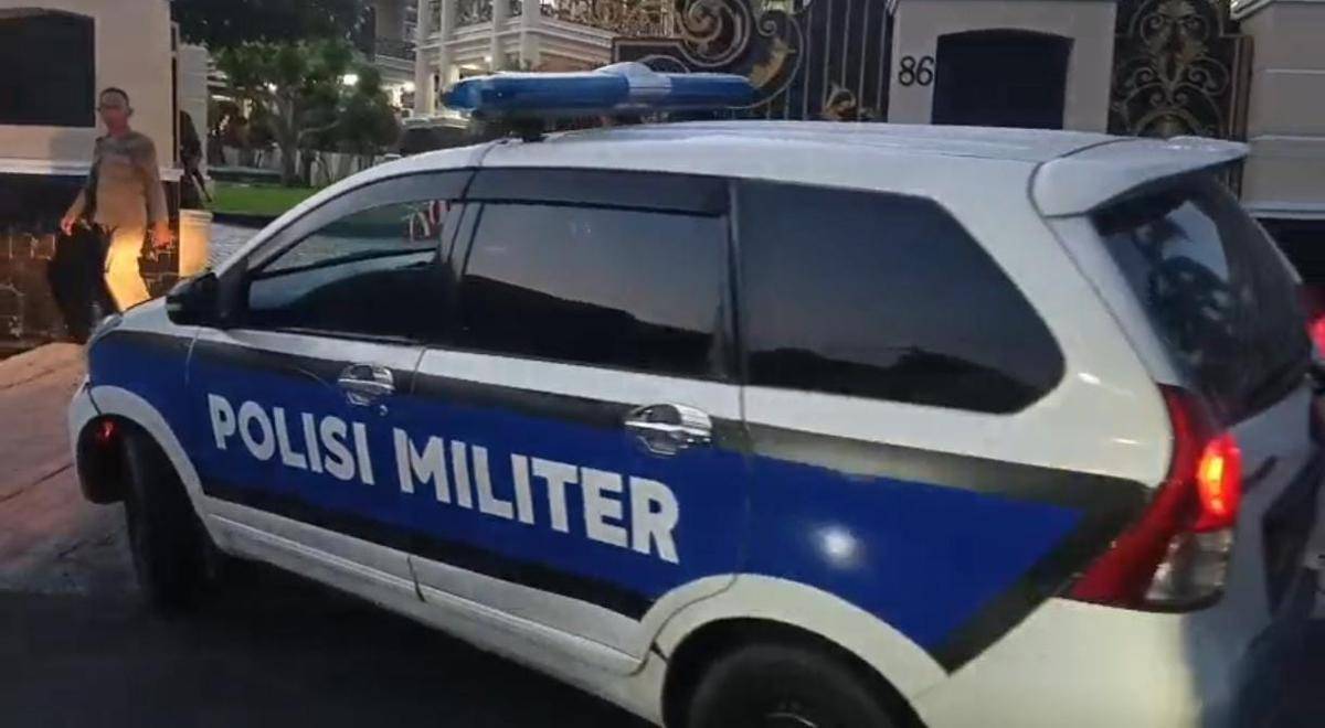 Mobil Polisi Militer yang masuk kedalam rumah Mantan Bupati Pesawaran,, Dendi Romadhona. (IDN Times/Muhaimin)