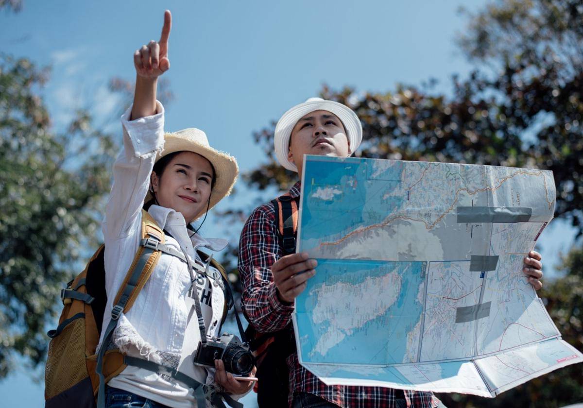 ilustrasi tour guide (freepik.com/jcomp)
