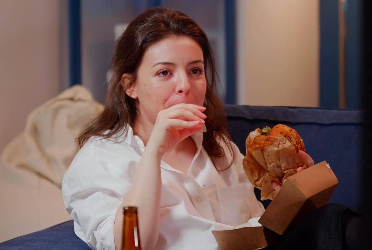 ilustrasi seorang perempuan sedang makan junk food (freepik.com/dcstudio)