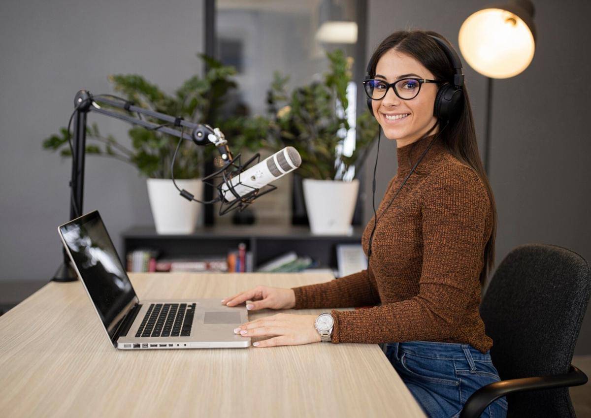 ilustrasi host podcast