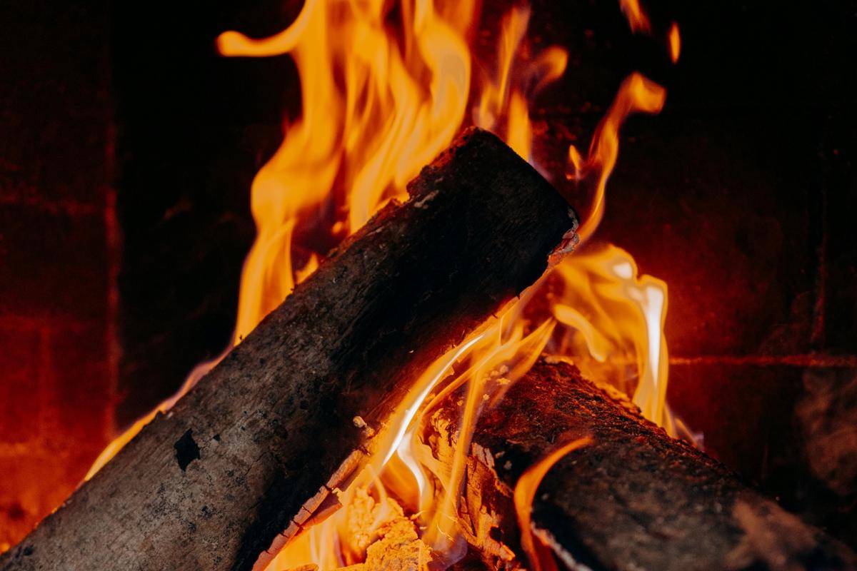 ilustrasi kayu terbakar dalam tungku (pexels.com/Mikhail Nilov)
