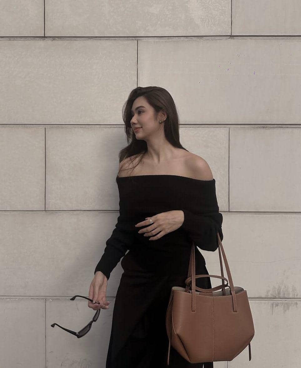 potret ide gaya tas kasual nuansa earth tone ala Lorena Schuett 