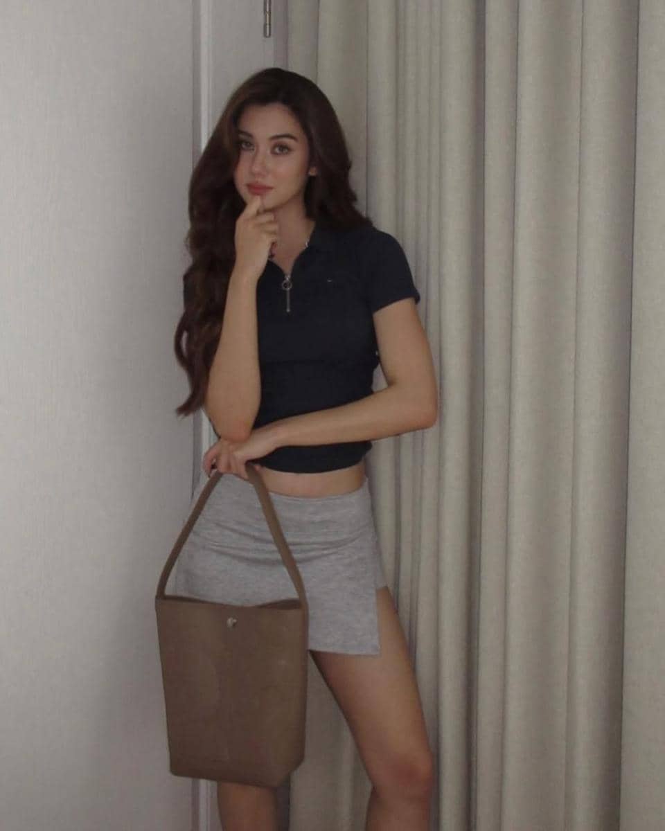 potret ide gaya tas kasual feminin yang elegan ala Lorena Schuett 