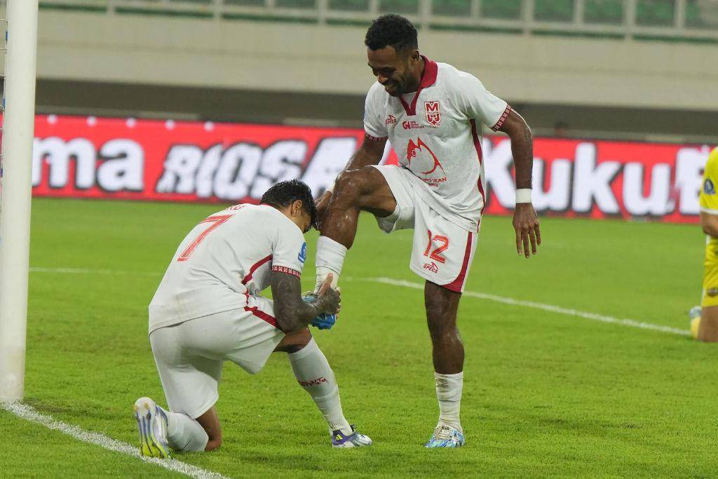 Penyerang Malut United, Ciro Alves, saat melakukan selebrasi dengan mencium sepatu Yakob Sayuri dalam laga pekan ke-1 BRI Super League 2025/2026 pada 9 Agustus 2025. (Dok. Ofisial Malut United)