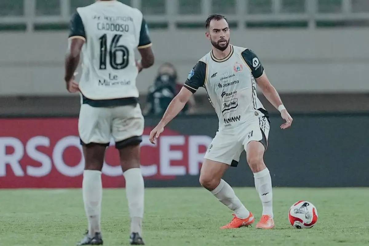 Aksi pemain Persija Jakarta, Jordi Amat, dalam laga pekan keempat BRI Super League 2025/2026 melawan Bali United di Banten International Stadium Kab. Serang pada 29 Agustus 2025. (Instagram.com/persija)