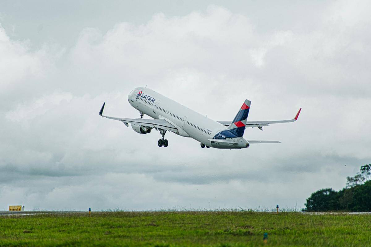 Pesawat milik maskapai LATAM. (unsplash.com/lukassouza)