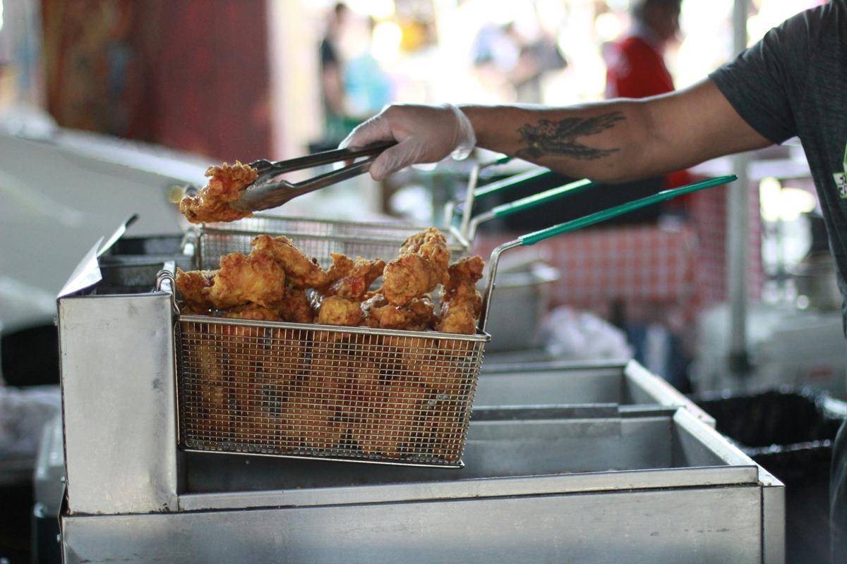 ilustrasi meniriskan ayam goreng 