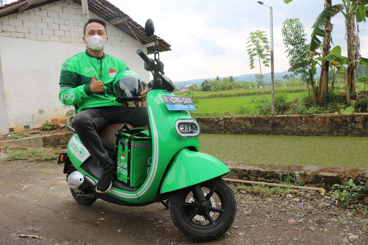 ilustrasi pria dan motor listrik (unsplash.com/Mufid Majnun)