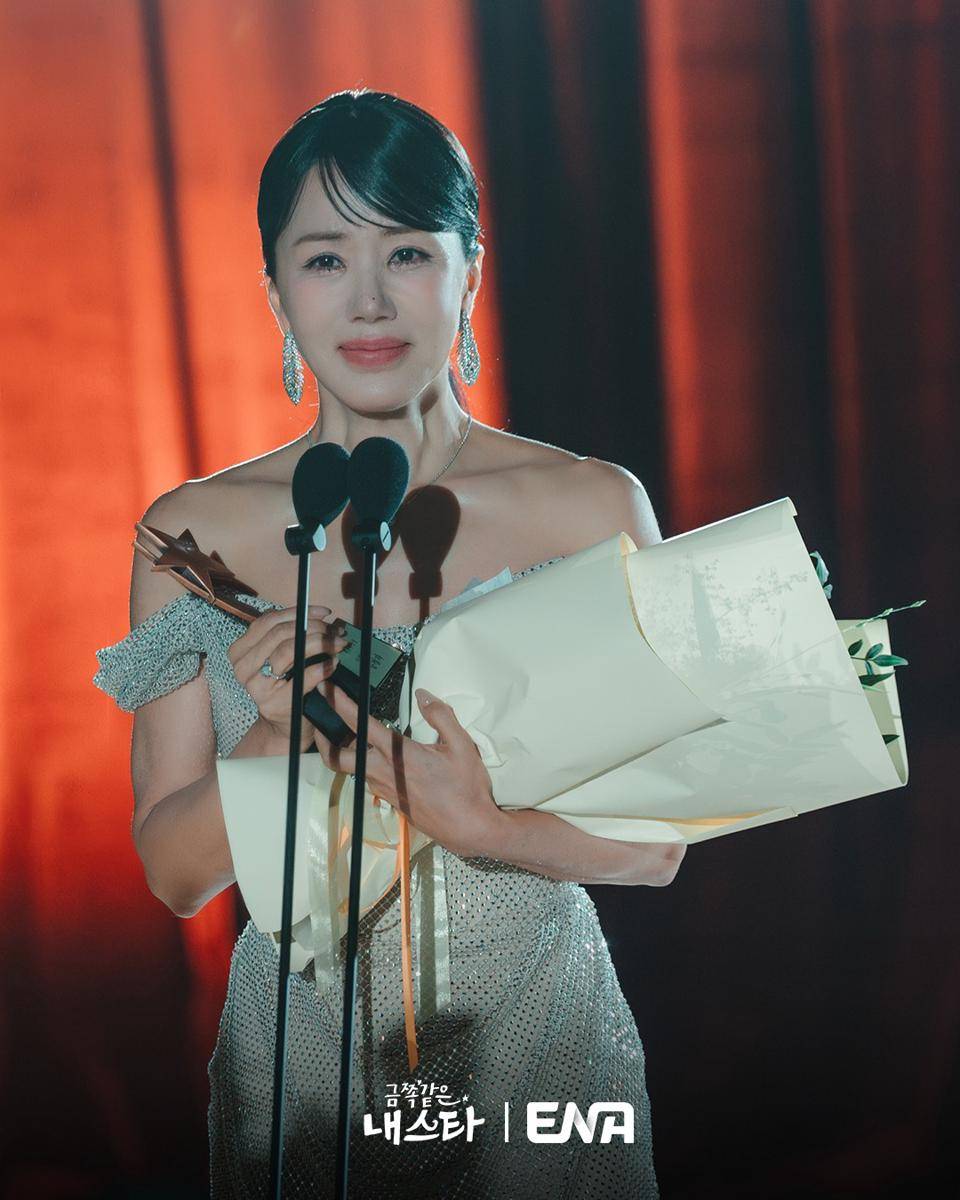 Uhm Jung Hwa di drama My Troublesome Star (instagram.com/channel.ena.d)
