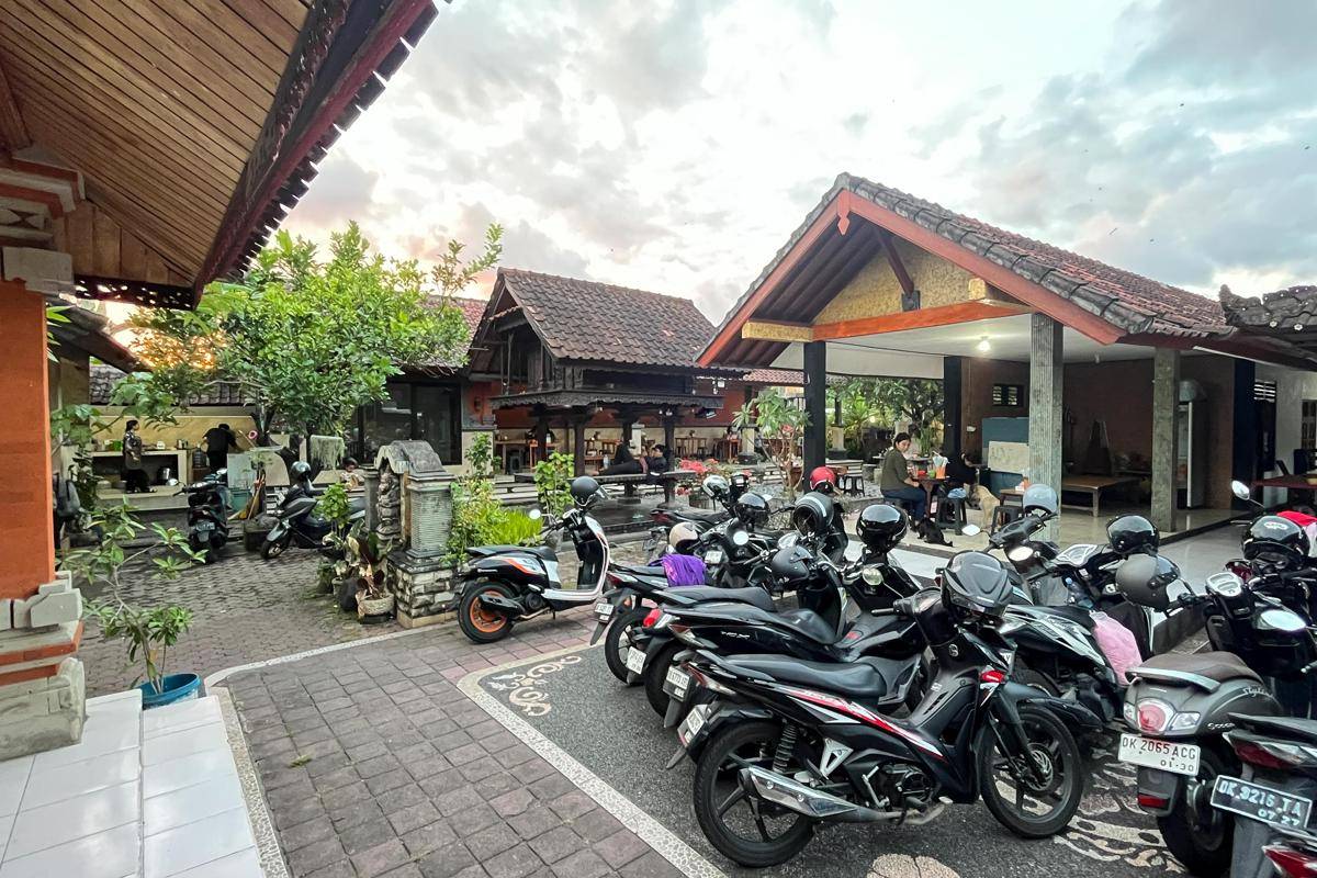 area parkir kendaraan di dekat pintu masuk kedai (dok.pribadi/Natalia Indah)