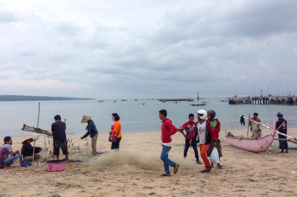 nelayan yang menjual hasil tangkapannya di pantai (dok.pribadi/Natalia Indah)