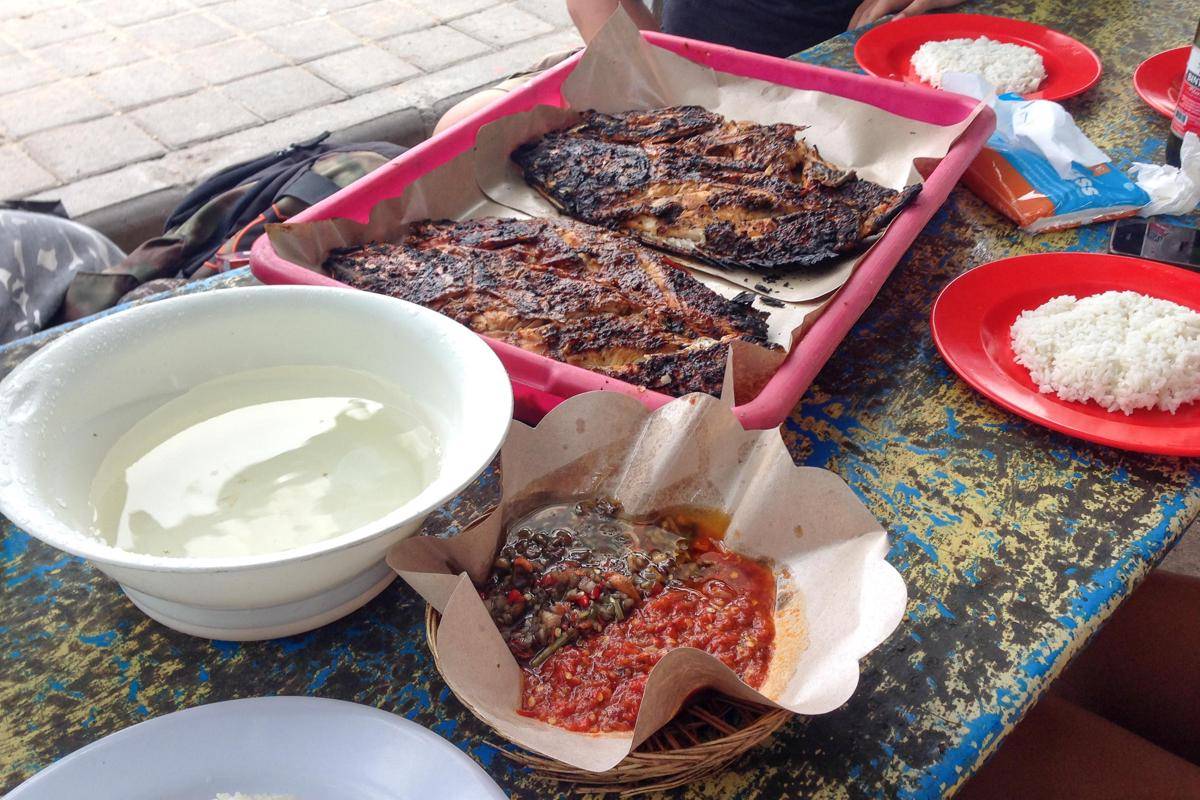 sajian seafood di salah satu warung tepi Pantai Kedonganan (dok.pribadi/Natalia Indah)