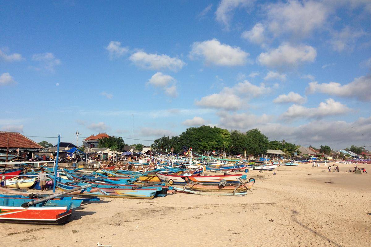 deretan perahu nelayan di tepi Pantai Kedonganan (dok.pribadi/Natalia Indah)