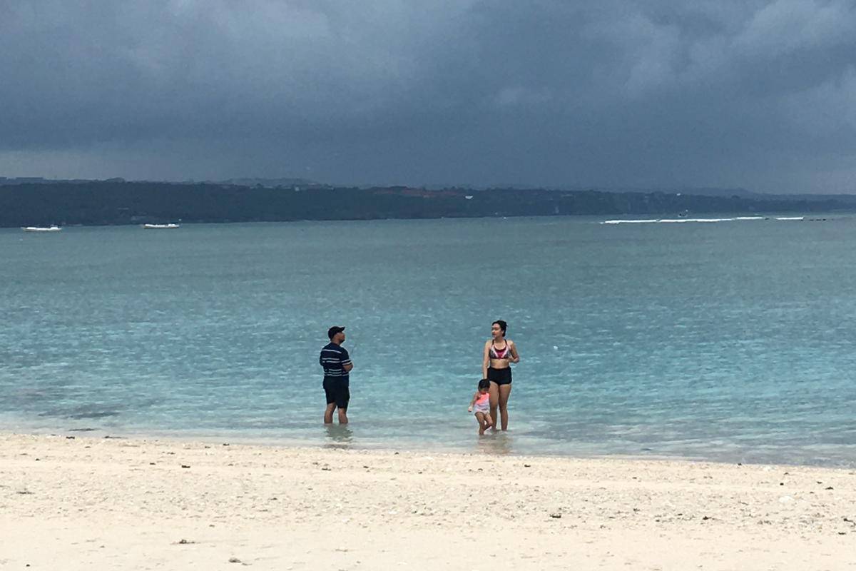 menikmati kesegaran air laut (dok.pribadi/Natalia Indah)