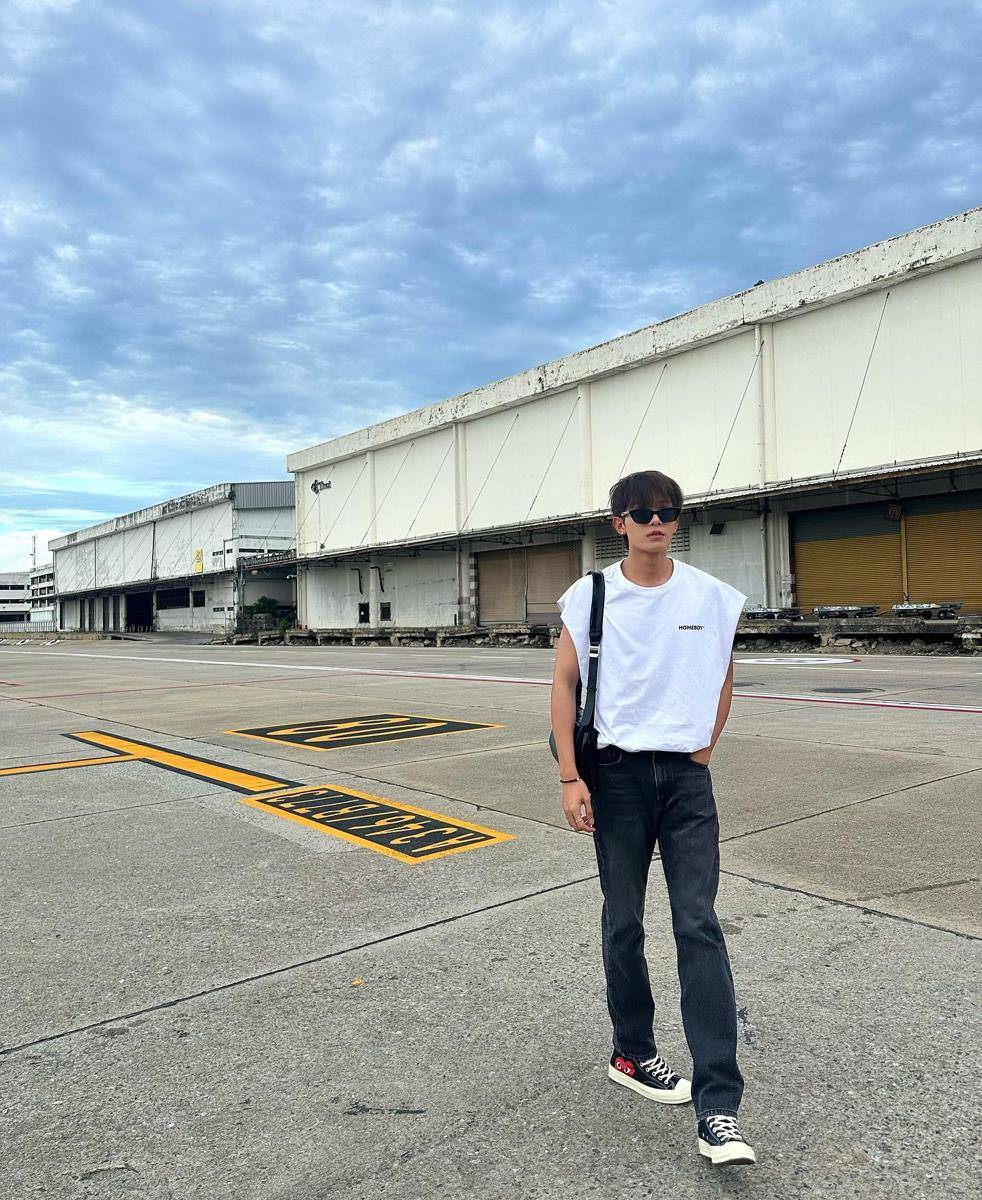 OOTD pakai tas ala Net Siraphop (instagram.com/net_siraphop)
