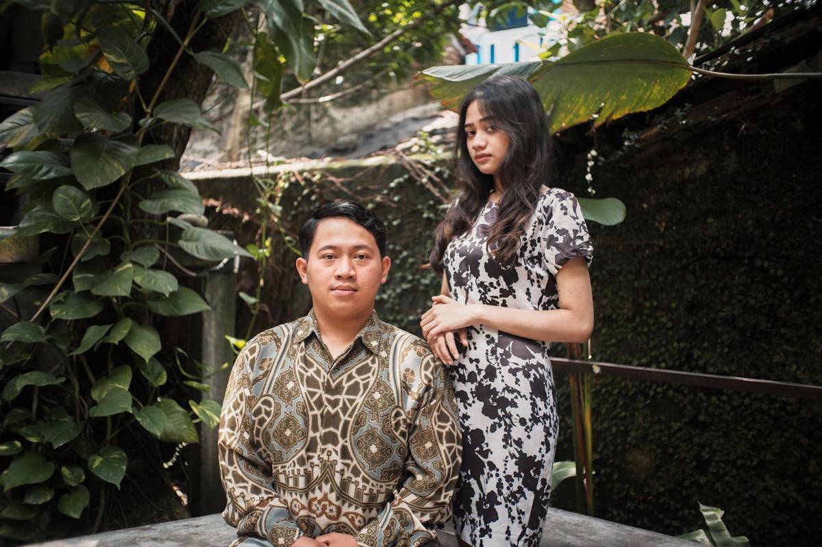 Ilustrasi memakai baju batik (pexels.com/Bimbim Sindu)