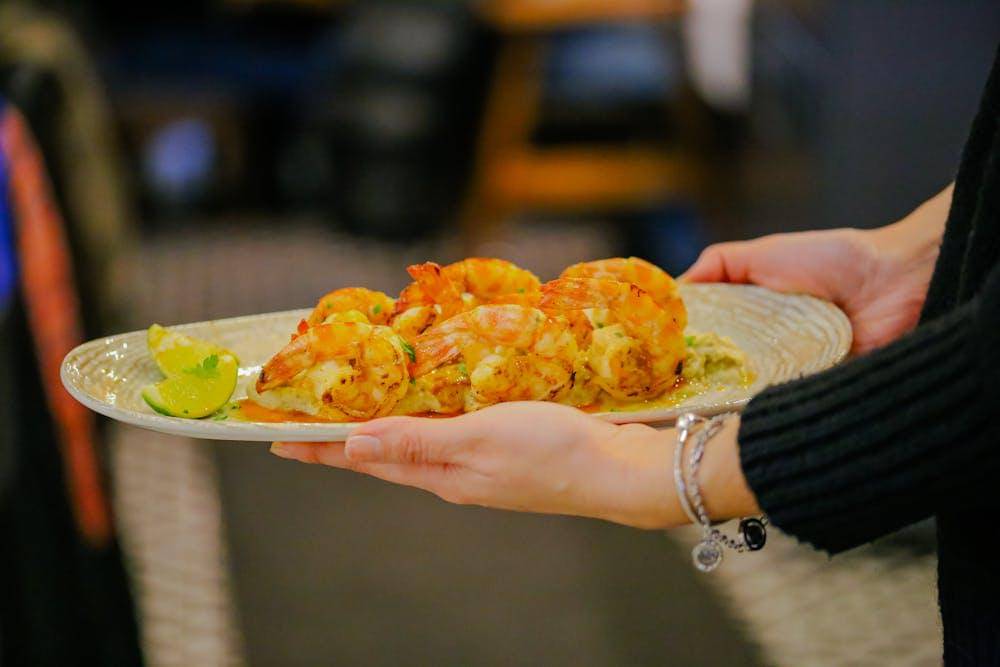 Hidangan udang di piring.