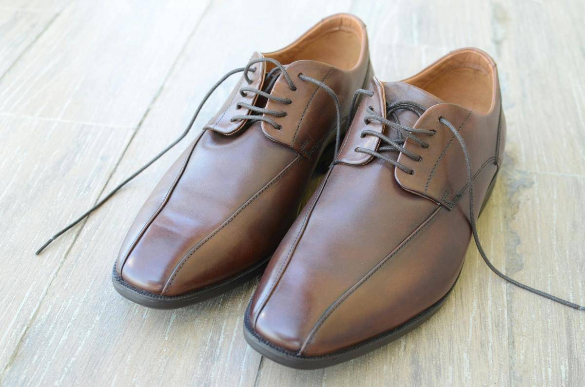 ilustrasi sepatu dengan bahan kulit (pexels.com/Lukas)
