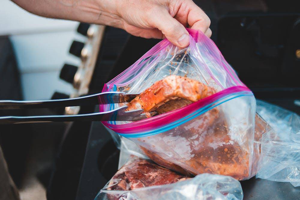 ilustrasi memasukkan daging dalam plastik (pexels.com/Erik Mclean)
