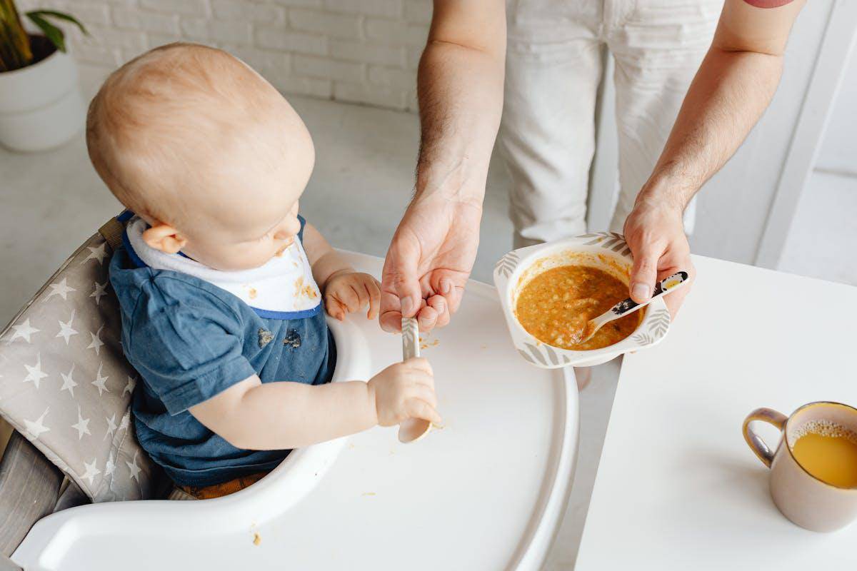 ilustrasi bayi makan bubur (pexels.com/Photo By: Kaboompics.com)