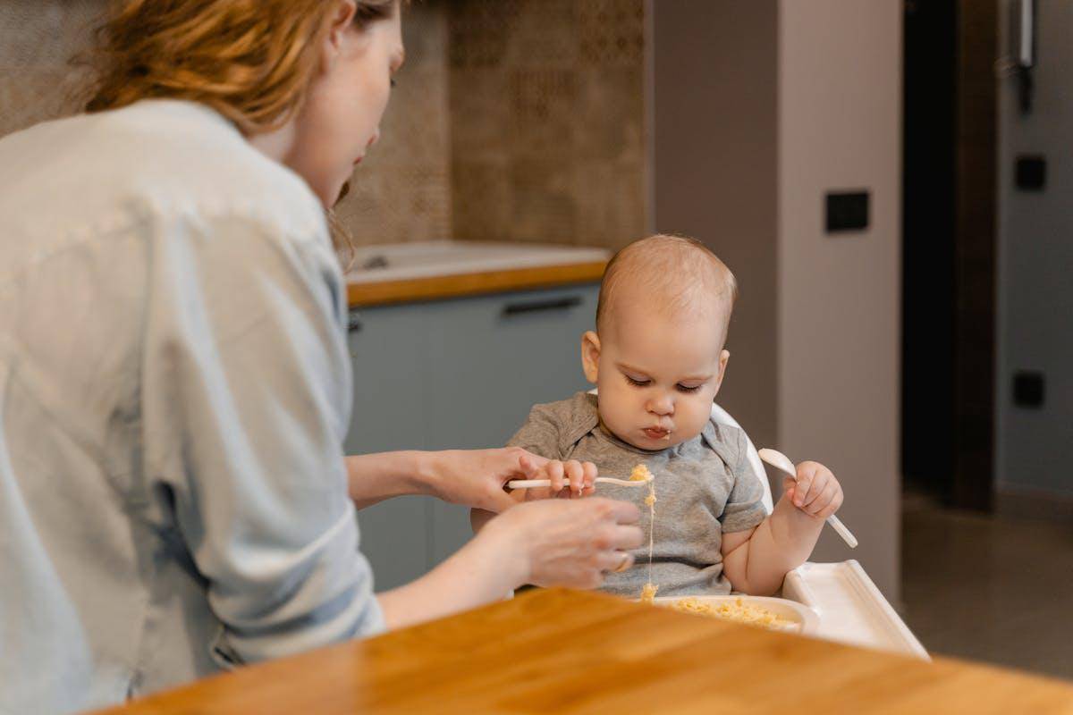 ilustrasi tips food training anak umur 6 bulan (pexels.com/MART PRODUCTION)