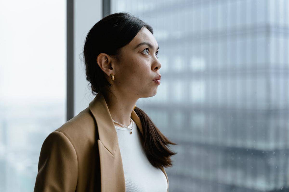 ilustrasi perempuan di kantor 
