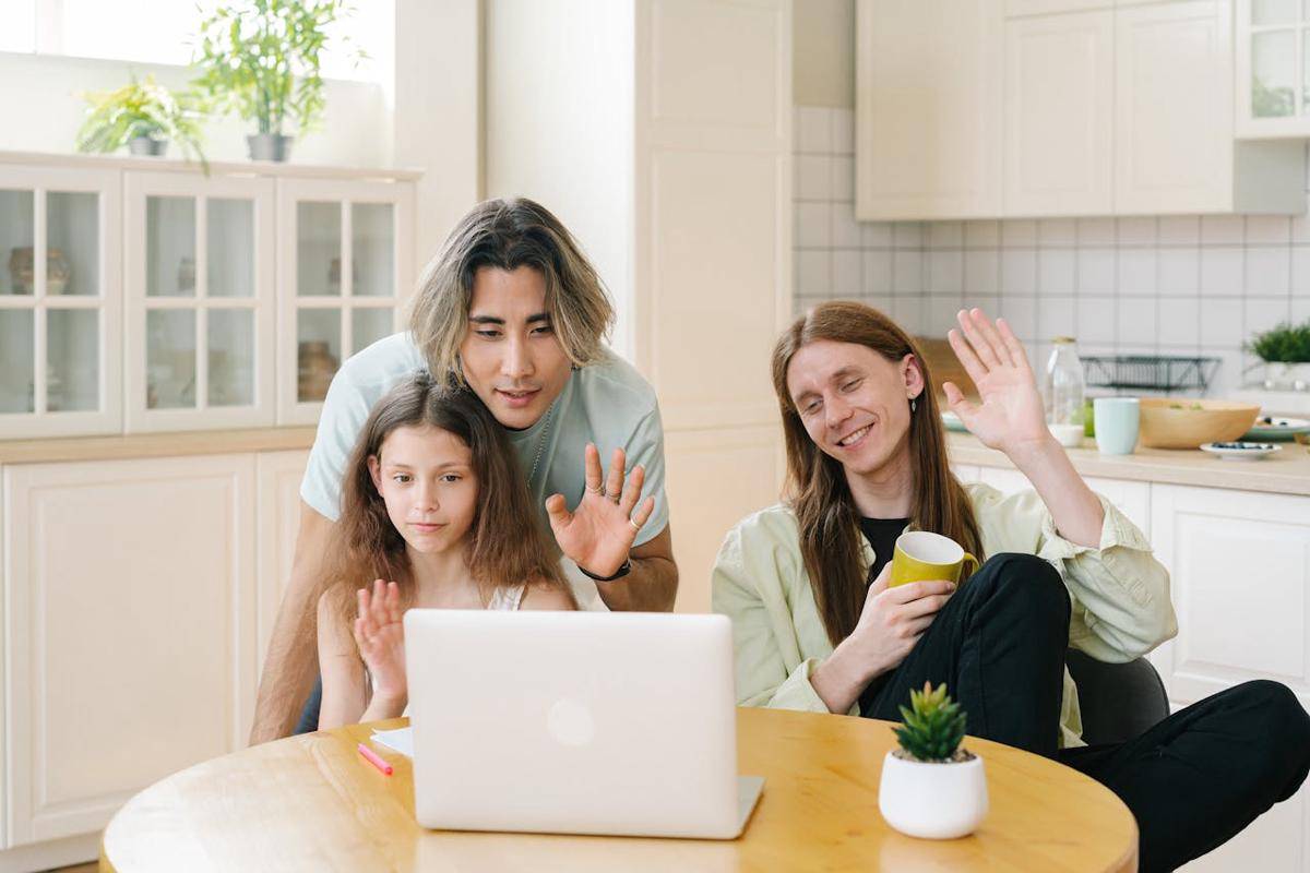 ilustrasi anak dan orang tua sedang videocall dan menyapa dengan sopan (pexels.com/Mikhail Nilov)