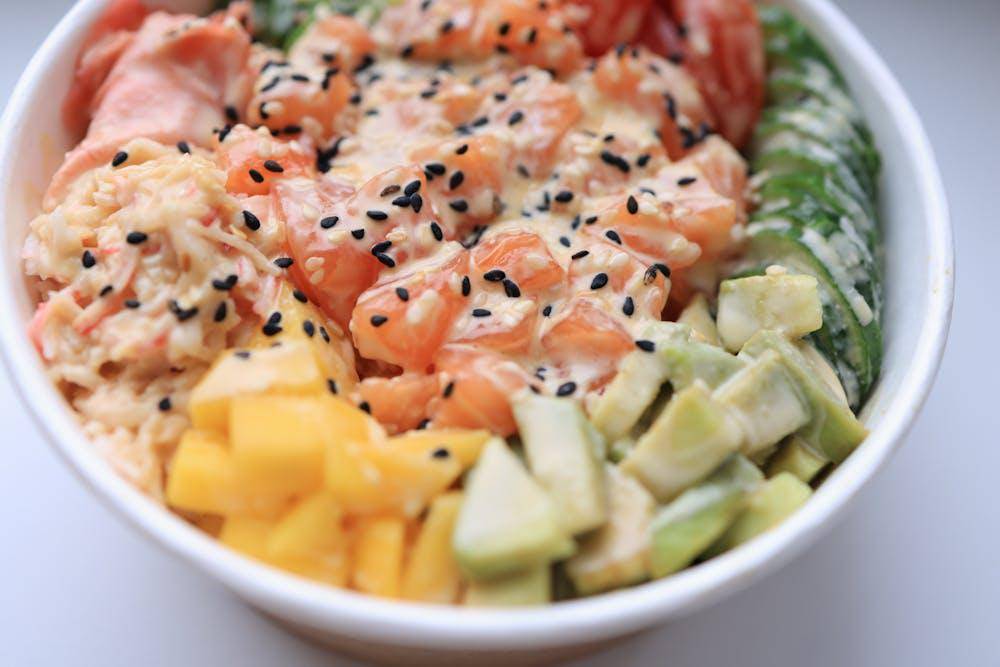 ilustrasi salad salmon