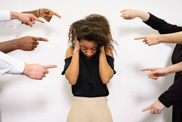 ilustrasi bullying verbal (pexels.com/Yan Krukau)