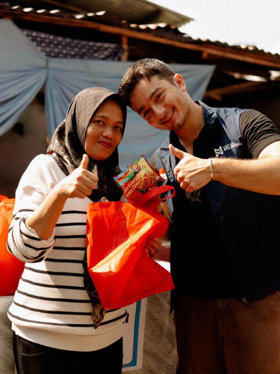 potret Bryan Domani jadi relawan 