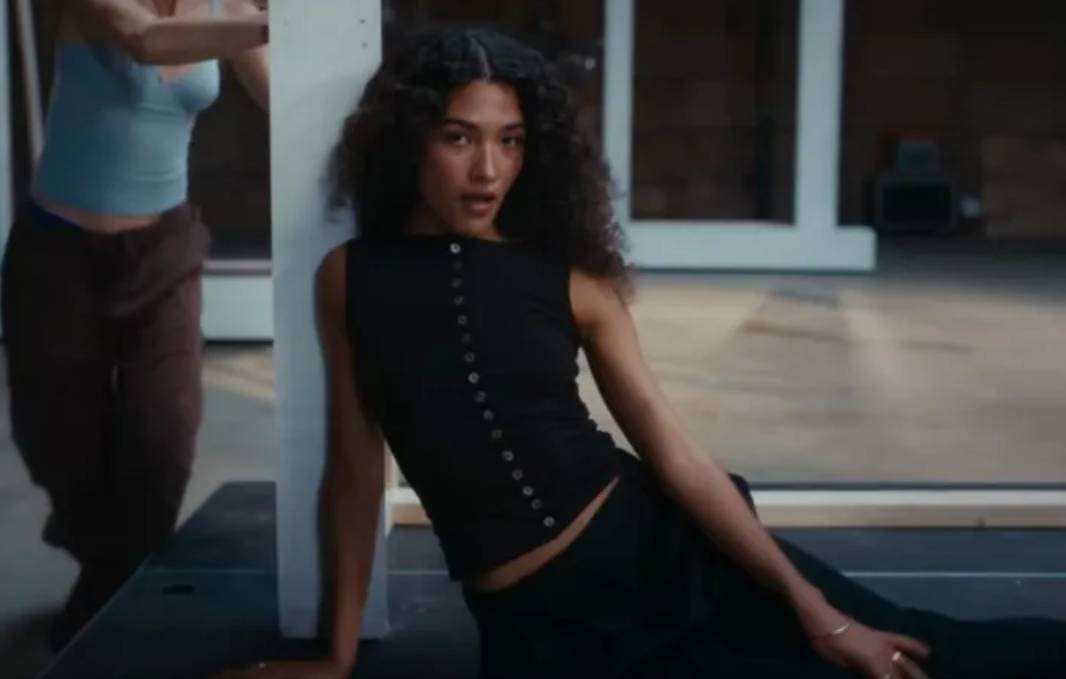 Olivia Dean dalam musik video "Nice To Each Other" 