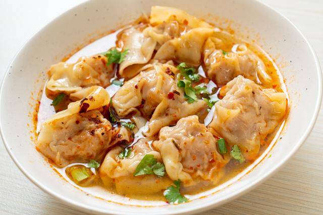 ilustrasi resep pangsit ayam kuah tom yam 