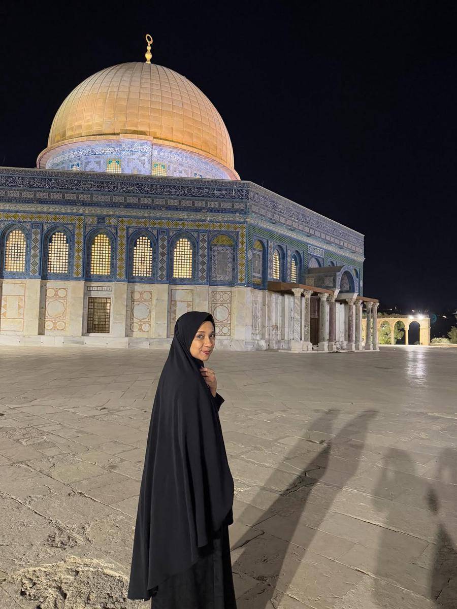 Shahnaz Haque di Masjid Al-Aqsa