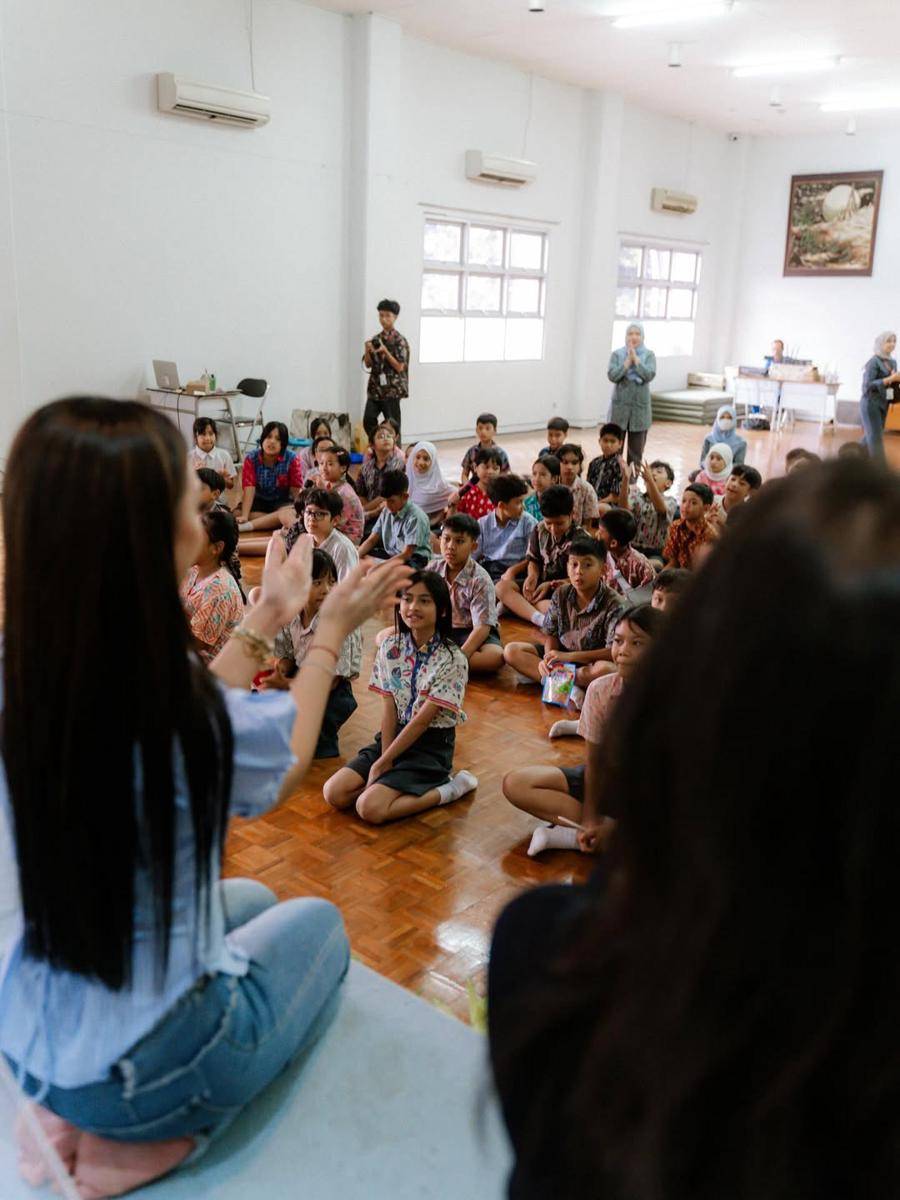 Naura Ayu jadi guru tamu di Perguruan Al-Izhar