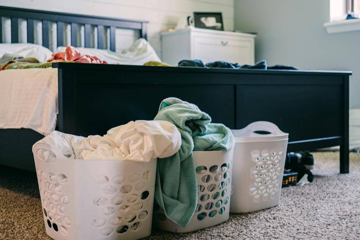 5 Baju yang Sebaiknya Disingkirkan saat Decluttering Lemari