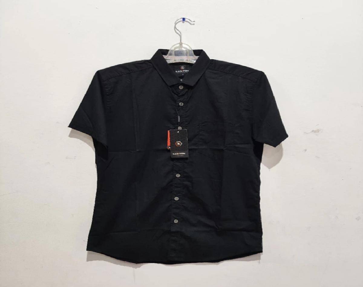 LUXTON Kemeja Polos Pria Hitam Slim Fit Lengan Pendek LXDCRDS01 (shopee.co.id/Plaza Batu)