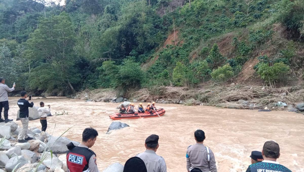 Operasi pencarian korban banjir bandang di wilayah OKU Selatan