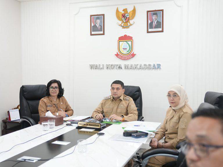 Wali Kota Makassar Munafri Arifuddin (tengah) saat menyampaikan paparan materi pada Kegiatan Wawancara Nasional Penghargaan Jaminan Sosial Ketenagakerjaan (Paritrana Award), secara virtual, Selasa (23/9/2025). (Dok. Humas Pemkot Makassar)yang digelar secara virtual dari Kantor Balai Kota Makassar, Selasa (23/9/2025)