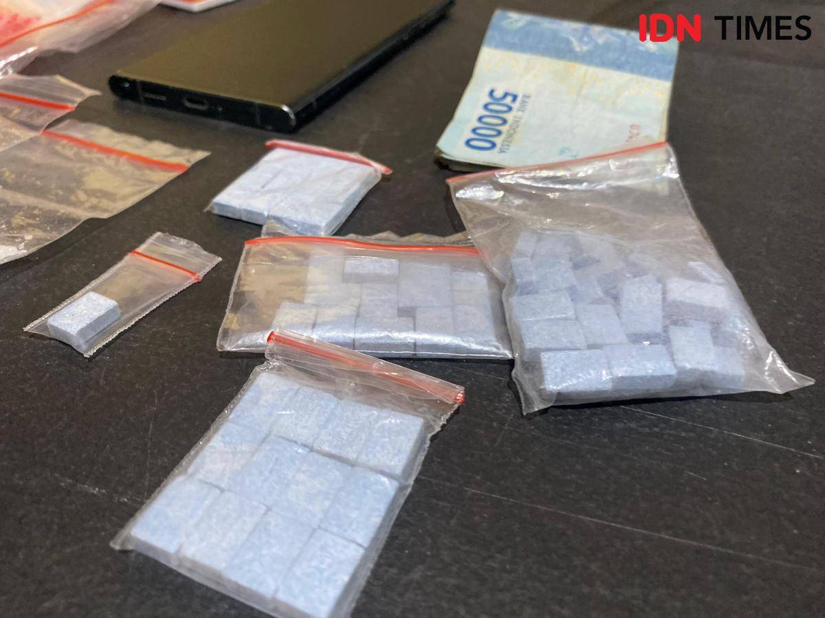 Puluhan butir ekstasi juga diamankan polisi. 