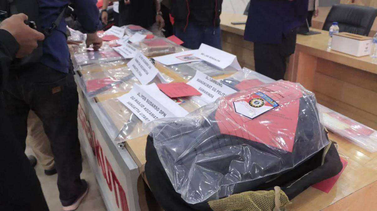 Polisi juga mengamankan barang bukti yang terkait dengan aksi perampokan.
