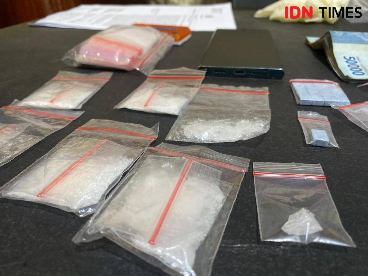 Barang bukti narkoba jenis sabu yang diamankan polisi dari tersangka OKY. 