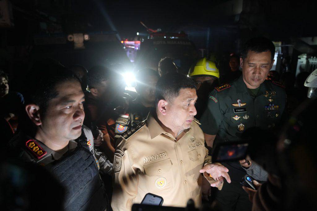 Wali Kota Makassar Munafri Arifuddin meninjau lokasi tawuran antar kelompok warga di Jalan Kandea 3, Kecamatan Tallo, Selasa malam (23/9/2025). (Dok. Humas Pemkot Makassar)