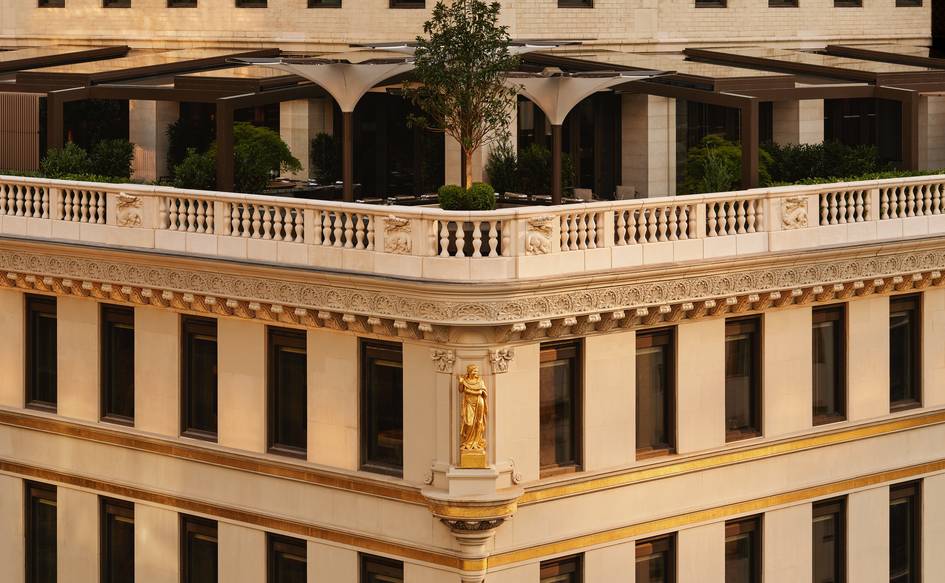 Potret Aman New York di Crown Building, Manhattan