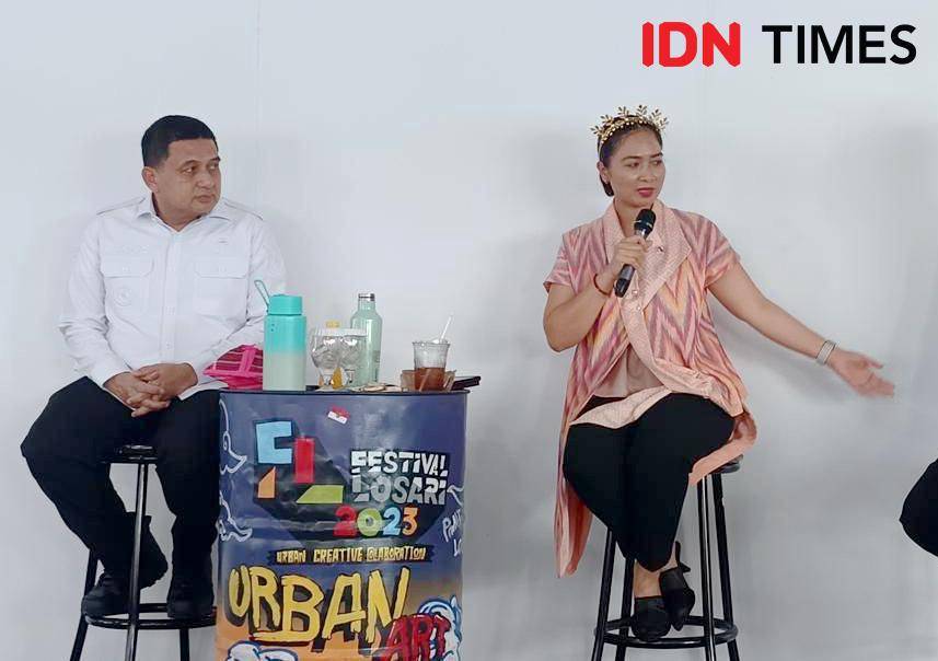 Wakil Menteri Pariwisata, Ni Luh Puspa, berbincang bersama Wali Kota Makassar, Munafri Arifuddin, saat mengunjungi Makassar Creative Hub di Anjungan Pantai Losari, Rabu (24/9/2025). (IDN Times/Asrhawi Muin) 