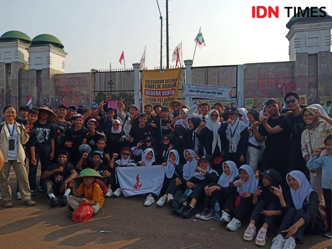 Sejumlah guru dan siswa Sekolah Pasawahan, Ciamis, mengikuti Aksi Buruh Tani di depan Gedung DPR RI, pada Rabu (24/9/2025).